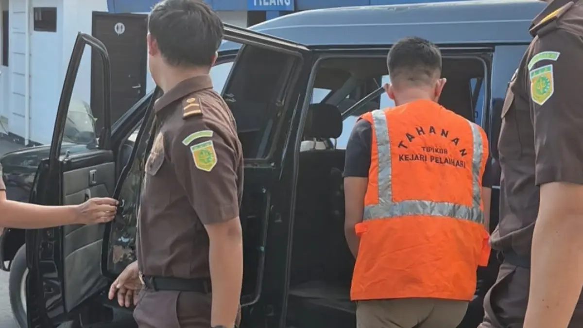 TERANCAM : ASN Dinkes Tala berinisial K dibawa masuk ke mobil tahanan setelah ditetapkan sebagai tersangka kasus korupsi BOK Puskesmas Angsau oleh pihak Kejari Tala.