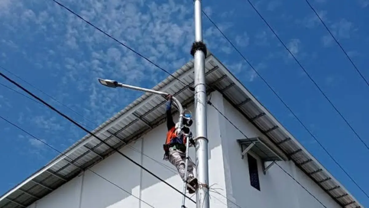 TERANGI PELOSOK: Tim teknis PJU dari Dinas Perhubungan Balangan saat melakukan survei lokasi titik pemasangan lampu penerangan jalan di Ambata, anak desa di Kecamatan Halong. (El untuk Radar Banjarmasin)