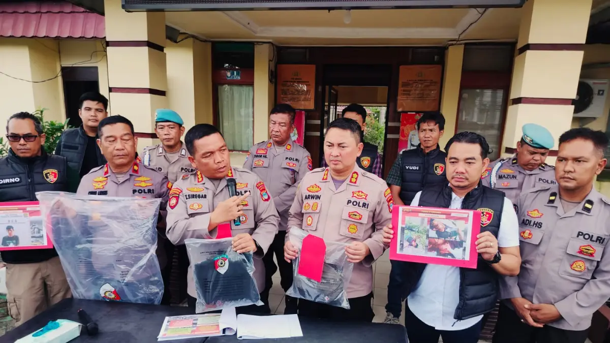 RILIS KASUS: Plh Kapolresta Banjarmasin Kombes Kombes Pol Timbul R.K Siregar didampingi Waka AKBP Arwin Amrih Wientema dan Kapolsek Banjarmasin Selatan Kompol Christugus Lirens memperlihat sejumlah barang bukti yang diamankan. (Foto: Maulana/Radar Banjarmasin)