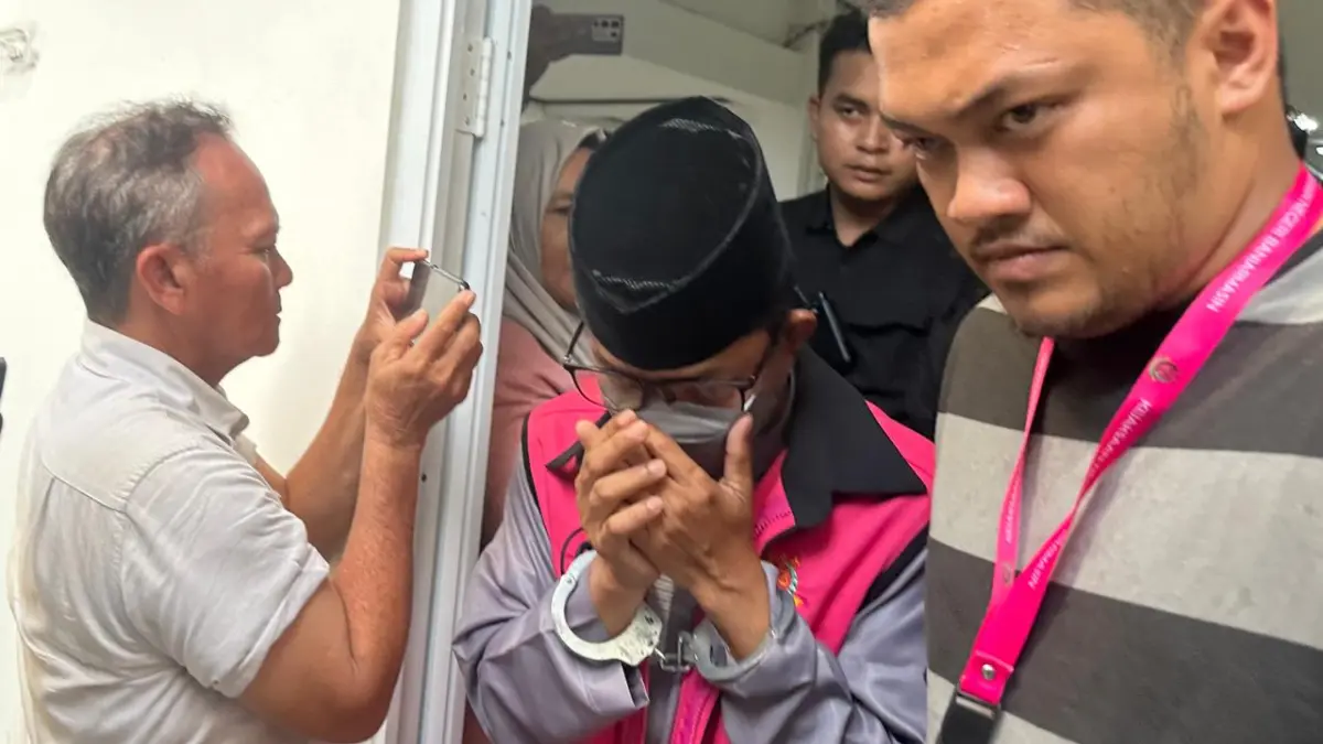AB, Mantan Sekretaris Disdik Banjarmasin ditetapkan sebagai tersangka baru dalam dugaan kasus korupsi sewa komputer server aplikasi dan jaringan di Disdik Banjarmasin. (Muhammad Oscar Fraby/Radar Banjarmasin)