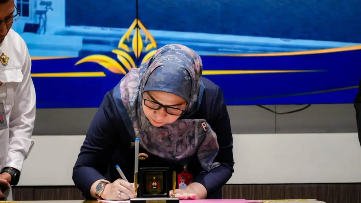 AKUNTABILITAS: Wali Kota Banjarbaru, Hj Erna Lisa Halaby menandatangani dokumen komitmen menandai tekad Pemko Banjarbaru mewujudkan tata kelola keuangan yang transparan dan akuntabel.(Foto:MC Banjarbaru)