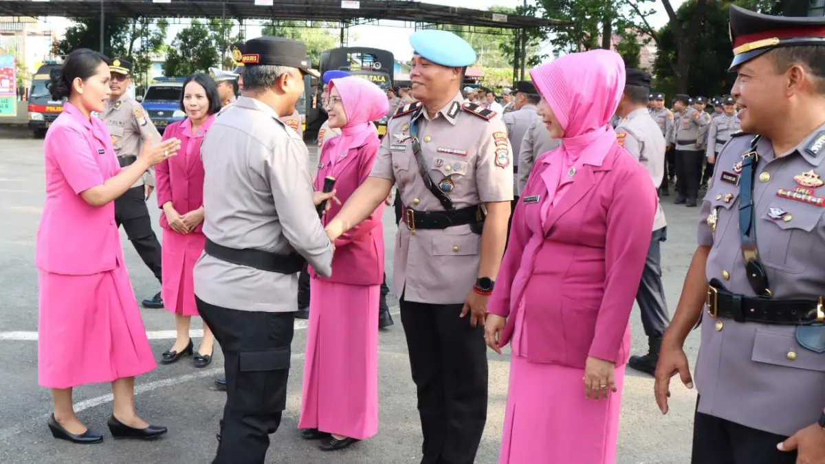 BERGANTI : Kapolres Tala AKBP Ricky Boy Siallagan memberikan ucapan selamat kepada Kapolsek Pelaihari yang lama Iptu Benny Wisnhu Wardhany pada upacara sertijab, Selasa (2/6/2026).