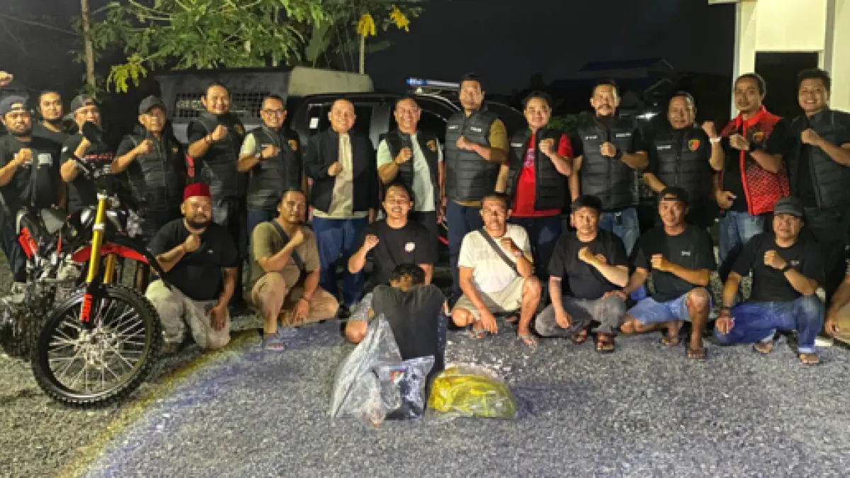 DIBEKUK: Plt Kapolresta Banjarmasin Kombes Pol Timbul R.K. Siregar bersama Kapolsek Banjarmasin Selatan Kompol Christugus Lirens menunjukkan pelaku pembunuhan yang diamankan tim gabungan.