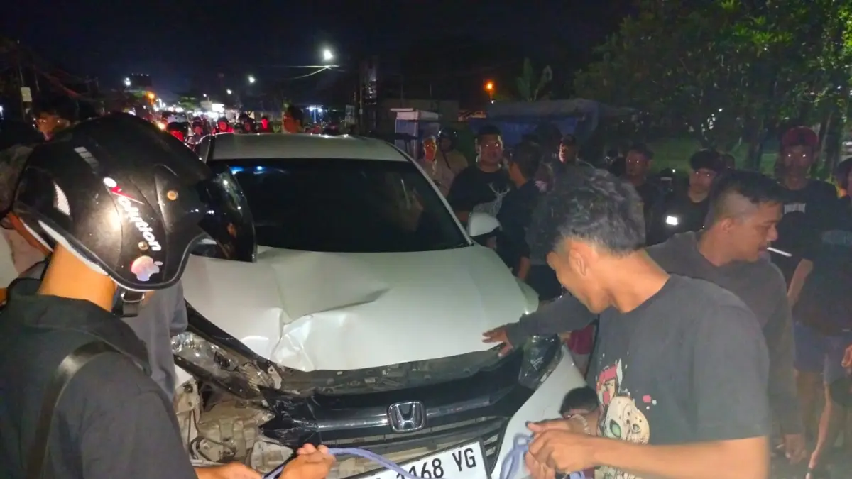 DIHENTIKAN WARGA: Mobil Honda HR-V yang diduga terlihat tabrak lari dihentikan warga di ruas menuju Jembatan Alalak 2 dan kawasan Perumnas Banjarmasin. (Foto:  Maulana/Radar Banjarmasin) 
