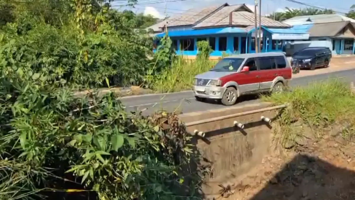 DILEBARKAN: Dinas PUPR Kalsel segera melebarkan Jembatan Cambai di Jalan Mistar Cokrokusumo, Banjarbaru. (Sheilla Farazela/ Radar Banjarmasin)