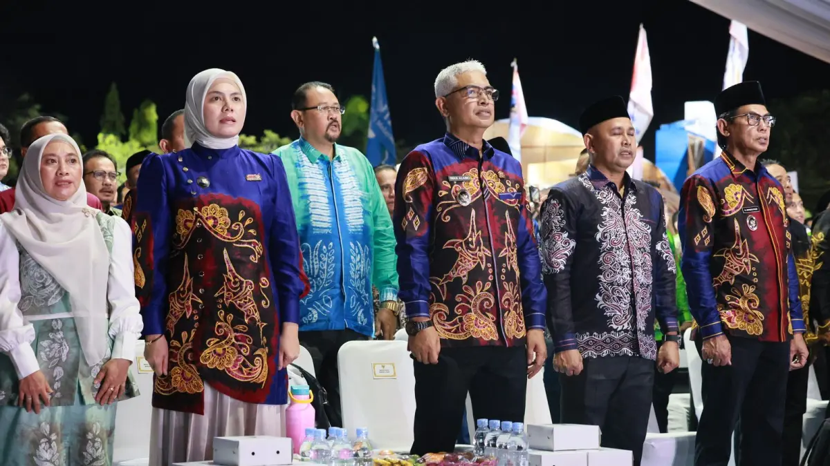 HADIR: Wakil Bupati Kabupaten Hulu Sungai Utara (HSU), Hero Setiawan (tiga dari kiri) menghadiri Peringatan Hari Jadi ke-76 Kabupaten Kotabaru mewakili Bupati HSU, H Sahrujani.(Foto:Pemkab HSU)