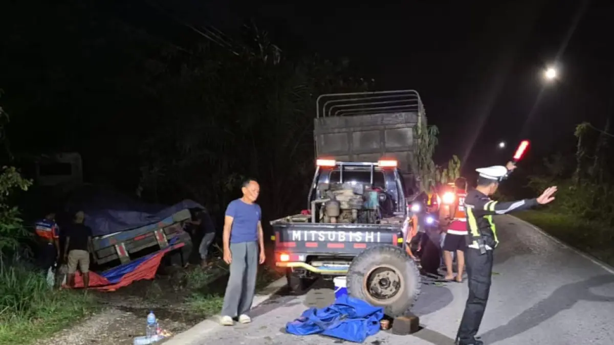 KECELAKAAN: Truk trailer pangkutan semen saat akan dievakuasi jajaran Satlantas Polres Tabalong. (Foto : Polres Tabalong untuk Radar Banjarmasin)