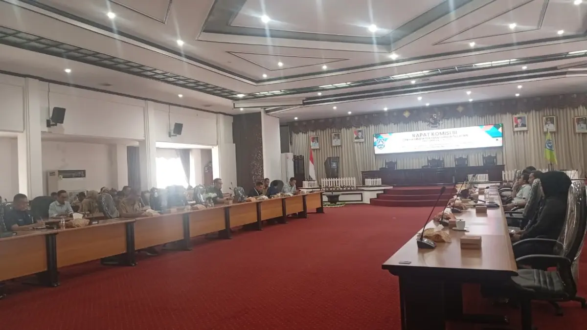 Komisi III DPRD HSS bersama eksekutif dalam rapat pembahasan Raperda pengelolaan BMD. (M. Padil Ihsan/Radar Banjarmasin)&nbsp;
