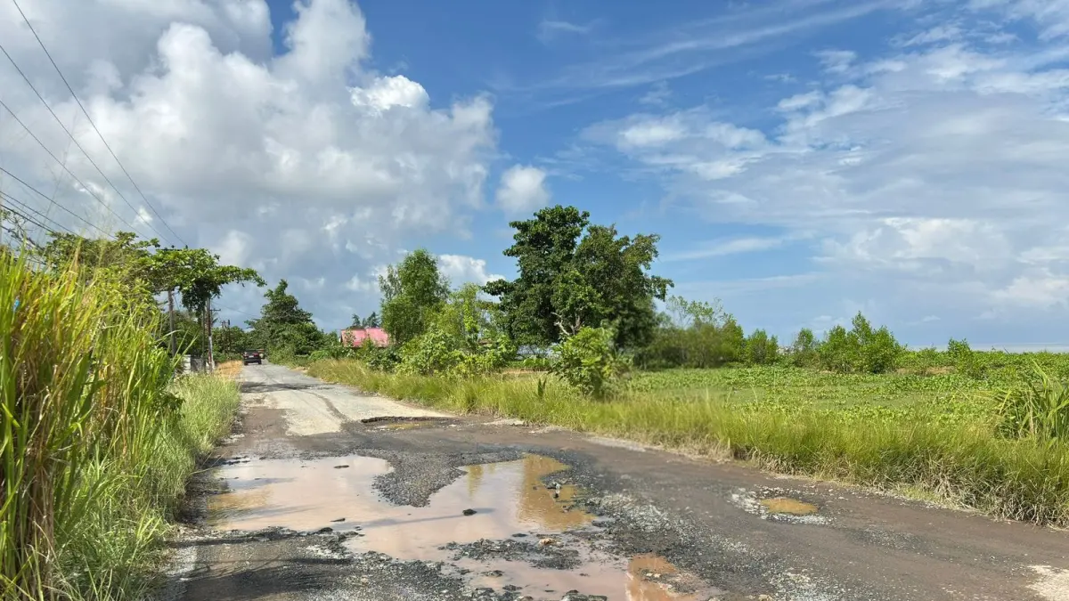 Kondisi jalan poros Takisung-Tabanio yang mengalami kerusakan. (Norsalim Yahya/Radar Banjarmasin).