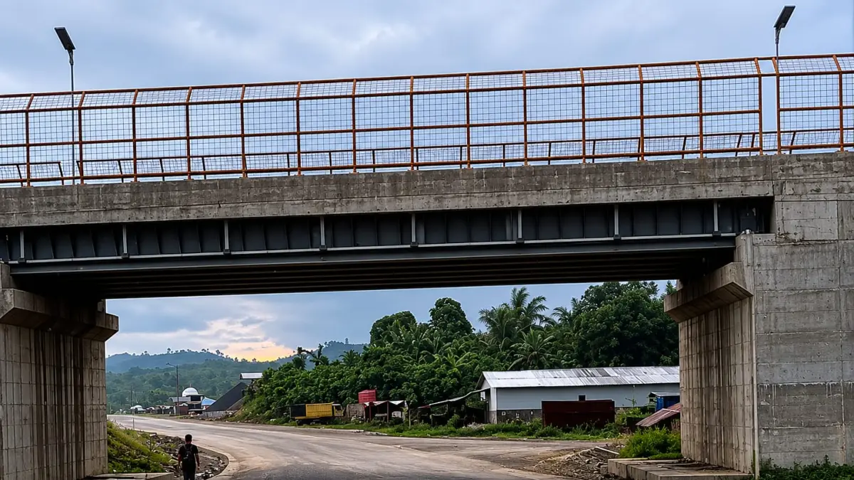 MEMANGKAS JARAK: Jalur alternatif Kaltim–Kalsel melalui jalan hauling logistik milik PT Jhonlin Group sebagian telah rampung dibangun menggunakan rigid beton. (Foto: capture video Kaltimpost)