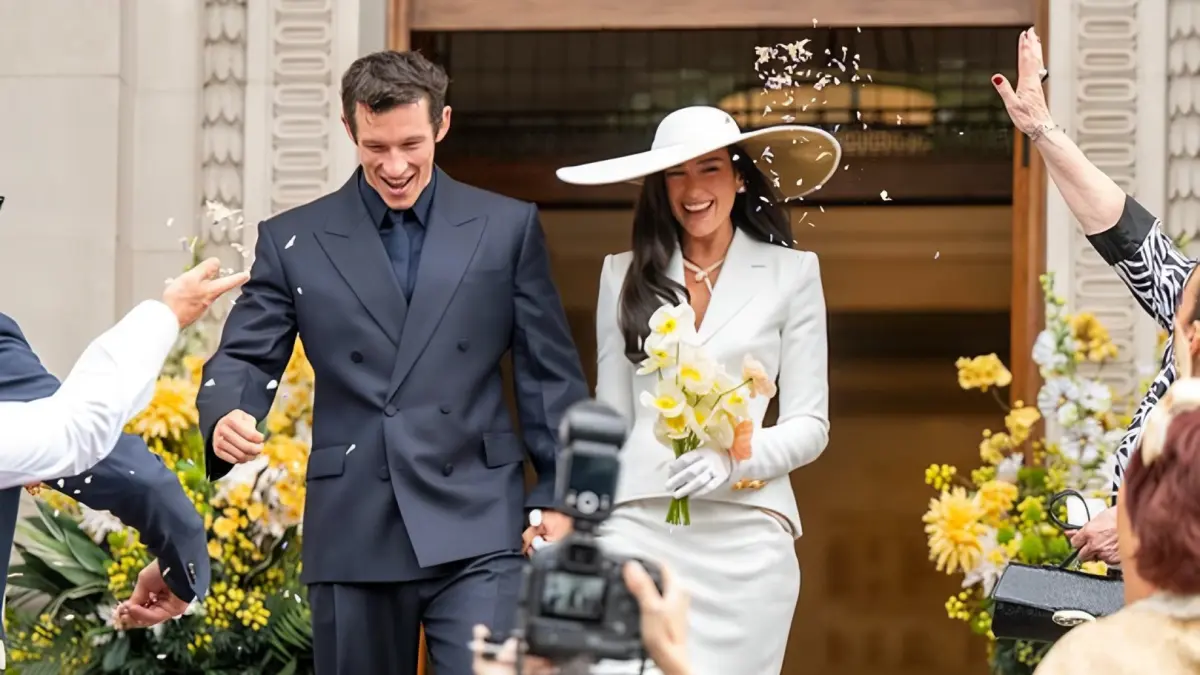 MENIKAH: Momen ikonik saat Dua Lipa dan Callum Turner keluar dari tempat upacara pernikahan yang digelar tertutup di London, Inggris, Minggu (31/5/2026). (Foto: X)