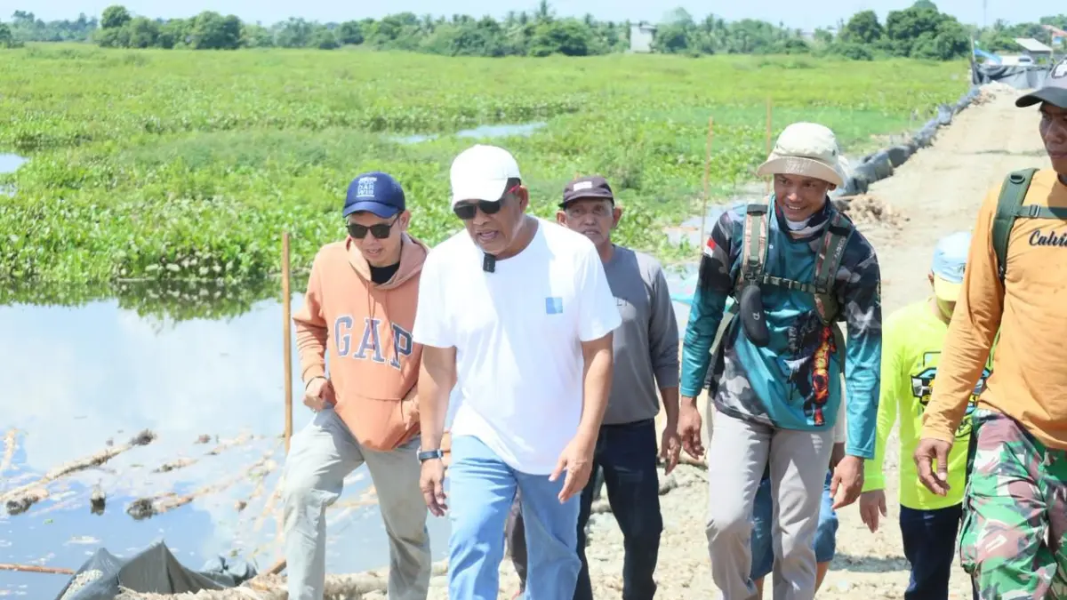 PANTAU: Bupati HSU, H Sahrujan, turun ke lapangan untuk meninjau sejumlah proyek pembangunan di tiga kecamatan, Minggu (31/5/2026). (Foto: Pemkab HSU)&nbsp;