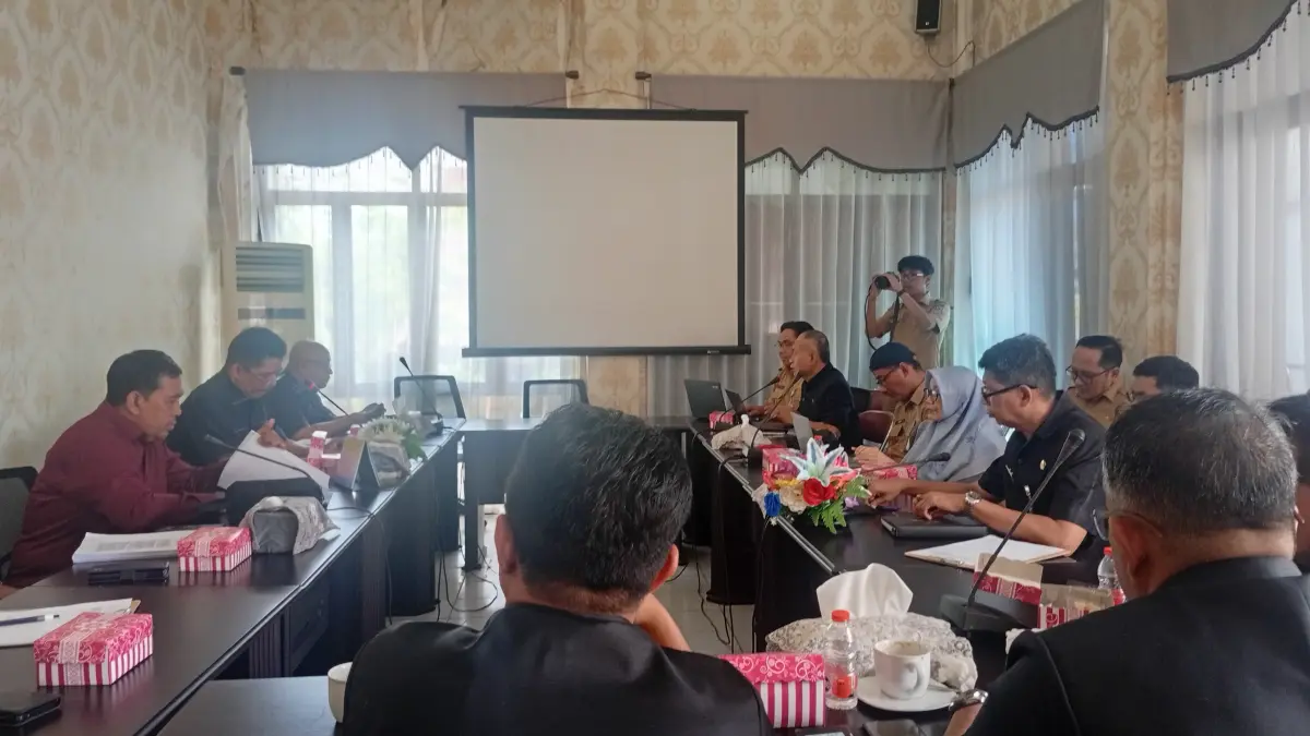 PEMBAHASAN: Komisi I DPRD HSS bersama dinas terkait dalam pembahasan final raperda kesehatan.(Foto: M. Padil Ihsan/Radar Banjarmasin)&nbsp;