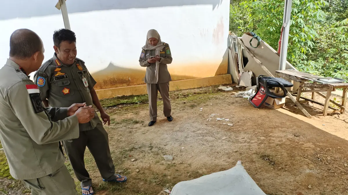 PENERTIBAN: Petugas Satpol PP dan Damkar Tanah Bumbu mengamankan karung berisi ikan asin yang dikeluhkan warga karena menimbulkan bau menyengat di Desa Wiritasi, Kecamatan Kusan Hilir, Selasa (2/6/2026). (Foto: Zulqarnain/Radar Banjarmasin)