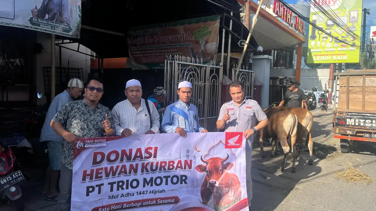 PROGRAM CSR: Kegiatan penyaluran kurban yang dilakukan PT Trio Motor kepada warga sekitar Masjid Al Musyarrafah Banjarmasin, belum lama tadi.(Foto: PT Trio Motor)&nbsp;