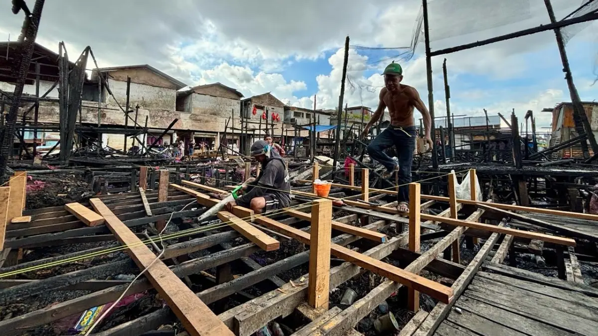 SEMPAT DILARANG: Para pedagang Pasar Harum Manis Banjarmasin yang sempat membangun ulang lapak sementara di lokasi bekas kebakaran. (Foto: Zulvan Rahmatan/Radar Banjarmasin)