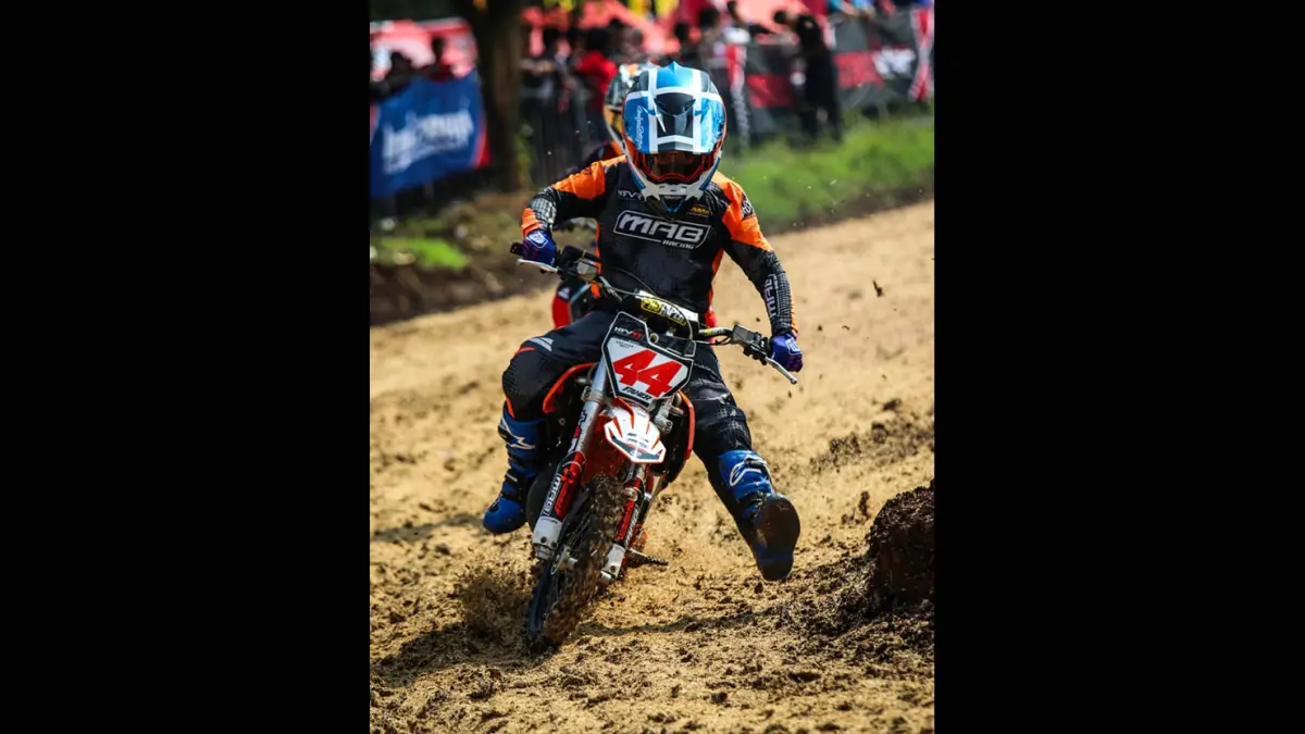 SIAP BALAPAN: Pembalap cilik asal Kabupaten Tapin Ahmad Fachir Ghailan (Faher) yang tergabung dalam tim MAB HRVRT akan mengikuti Cleosa Series Grasstrack dan Motocross Championship 2026 Round 2 di Klaten, Jawa Tengah, 6-7 Juni 2026.