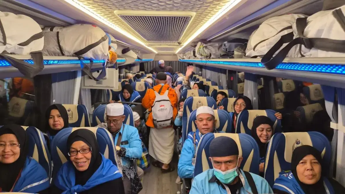 DALAM BUS: Jamaah Haji Indonesia kloter BTH (Batam) 1 bersiap menuju Bandara King Abdulaziz jeddah, Minggu (31/5) malam Waktu Arab Saudi (WAS) untuk pulang ke tanah air. (Media Center Haji 2026)
