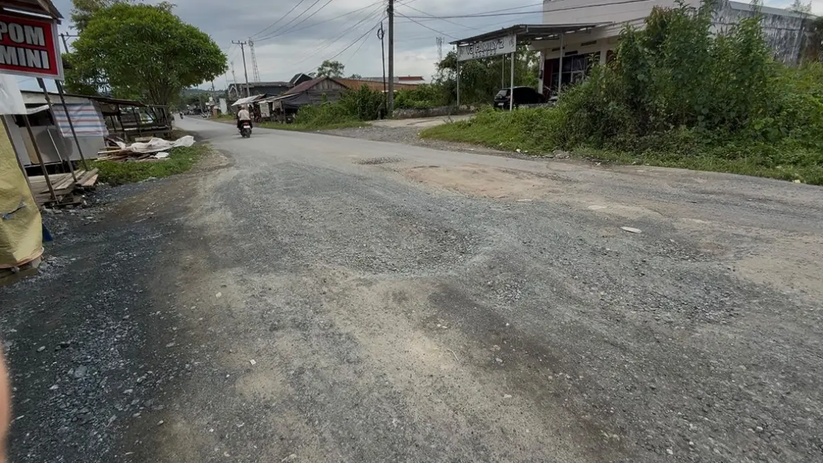 JALAN RUSAK: Kondisi ruas Jalan Kuranji di Kecamatan Simpang Empat yang mengalami kerusakan dan berlubang. (Foto: Zulqarnain/Radar Banjarmasin)