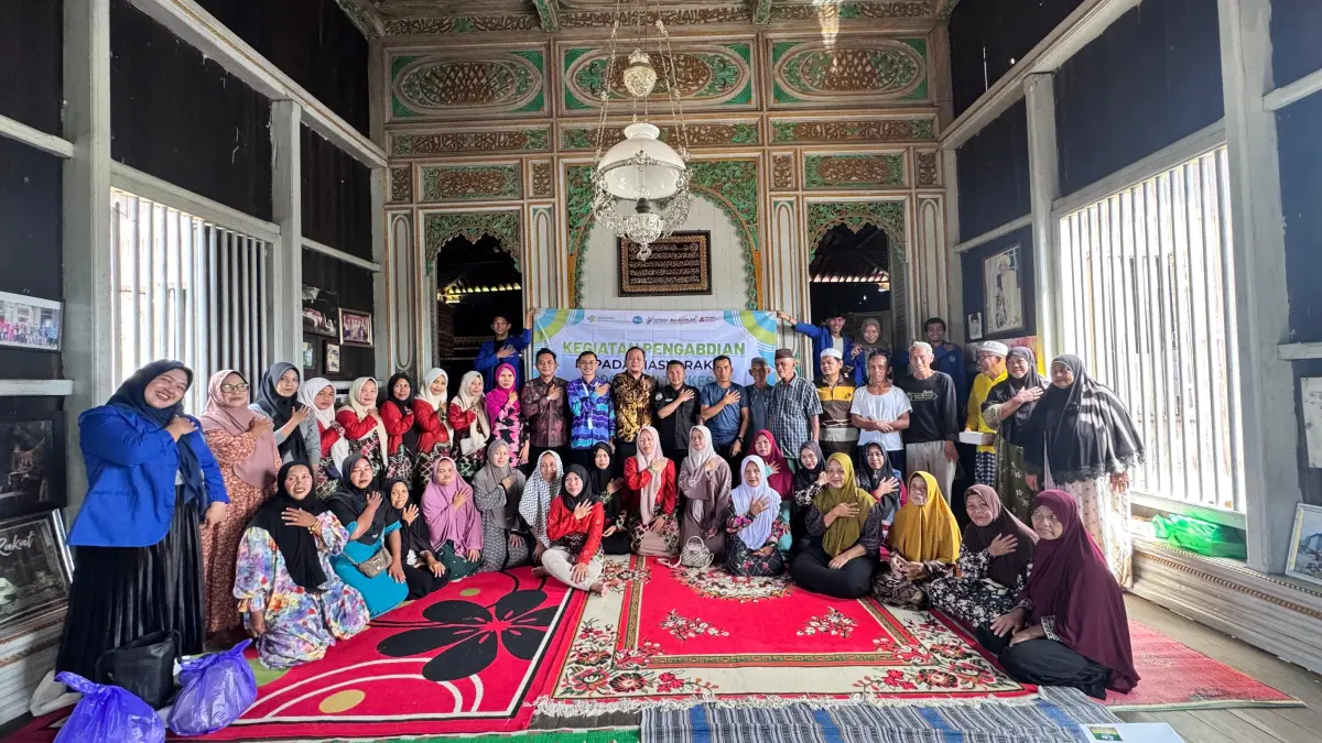 KEBERSAMAAN: Tim Pengabdian kepada Masyarakat Poltekkes Kemenkes Banjarmasin berfoto bersama warga dan kader kesehatan Desa Telok Selong Ulu usai kegiatan edukasi pencegahan dan perawatan stroke.