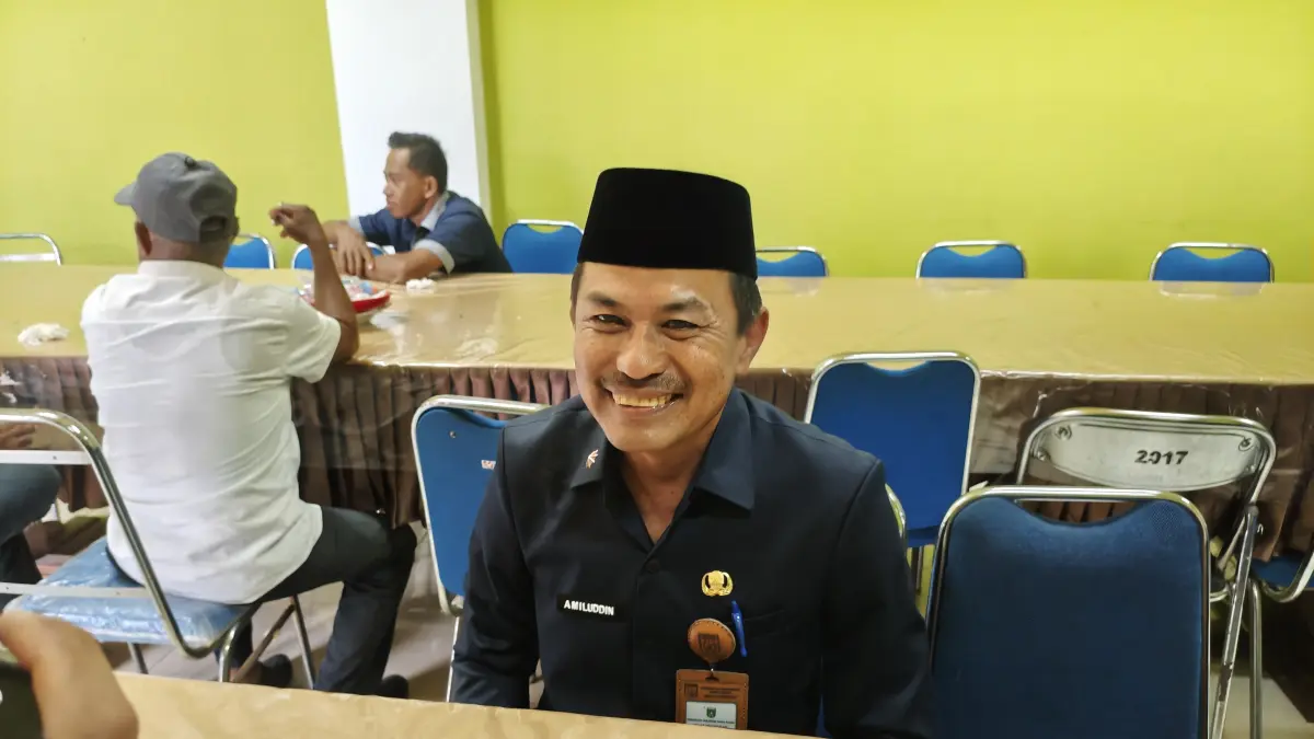 Kepala Dinas Pendidikan Tanah Bumbu, Amiluddin, saat diwawancarai oleh media. (Foto: Zulqarnain/Radar Banjarmasin)