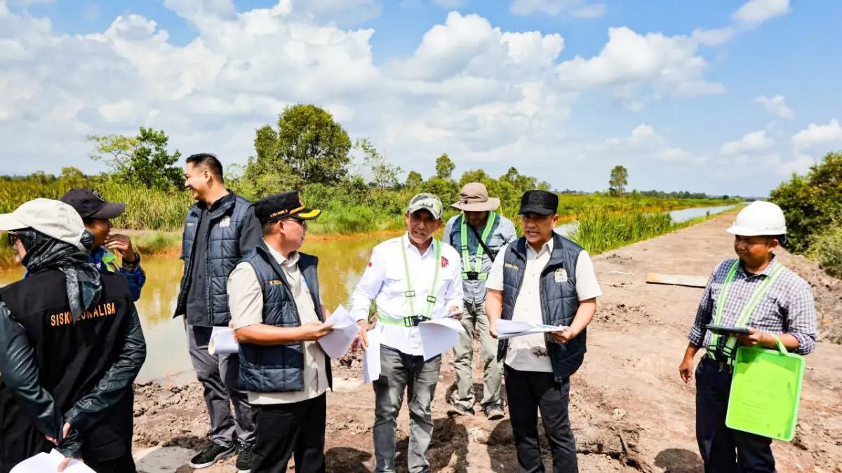 komisi III DPRD Banjarbaru saat melakukan peninjauan langsung proyek jembatan penghubung Palam - Guntung Manggis (DPRD Banjarbaru untuk Radar Banjarmasin)