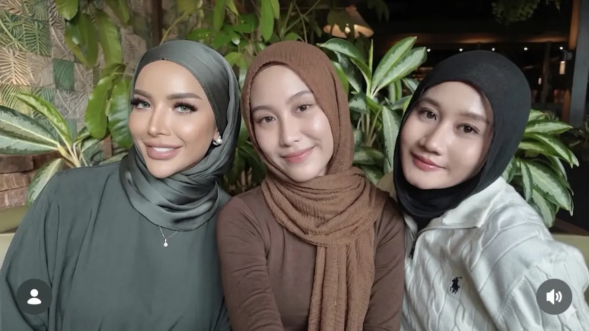 MENCOLOK: Millendaru (paling kiri) tampil mencolok dengan berhijab saat bertemu dengan kawan lamanya, baru-baru ini. (Foto: Instagram)