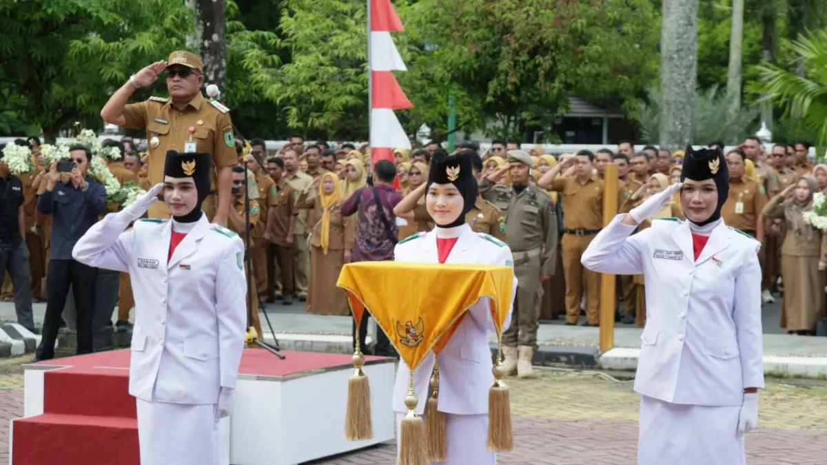 MOMEN: Bupati HSU, H Sahrujani memimpin Upacara Peringatan Hari Lahir Pancasila 2026 sekaligus mencanangkan pelaksanaan Sensus Ekonomi 2026 di Amuntai, Selasa (2/6/2026).(Foto:Pemkab HSU)&nbsp;