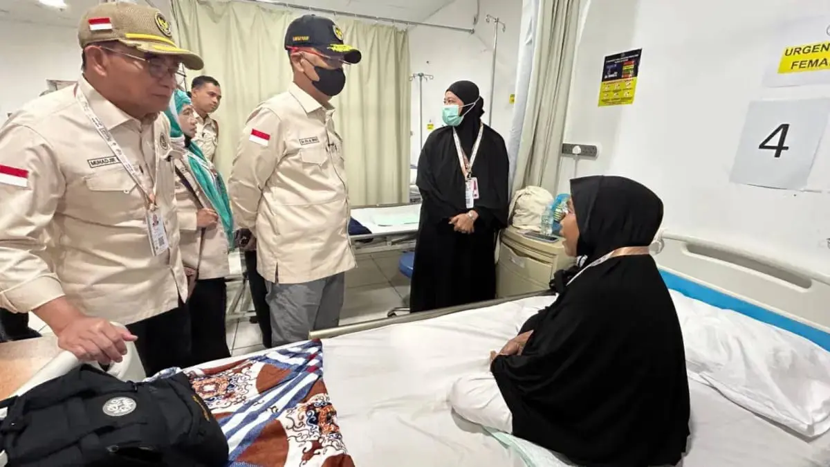 PELAYANAN KESEHATAN: Menteri Haji dan Umrah RI Mochamad Irfan Yusuf (pakai masker hitam) berbincang dengan jemaah haji Indonesia yang dirawat di Klinik Kesehatan Haji Indonesia. (Media Center Haji 2026)