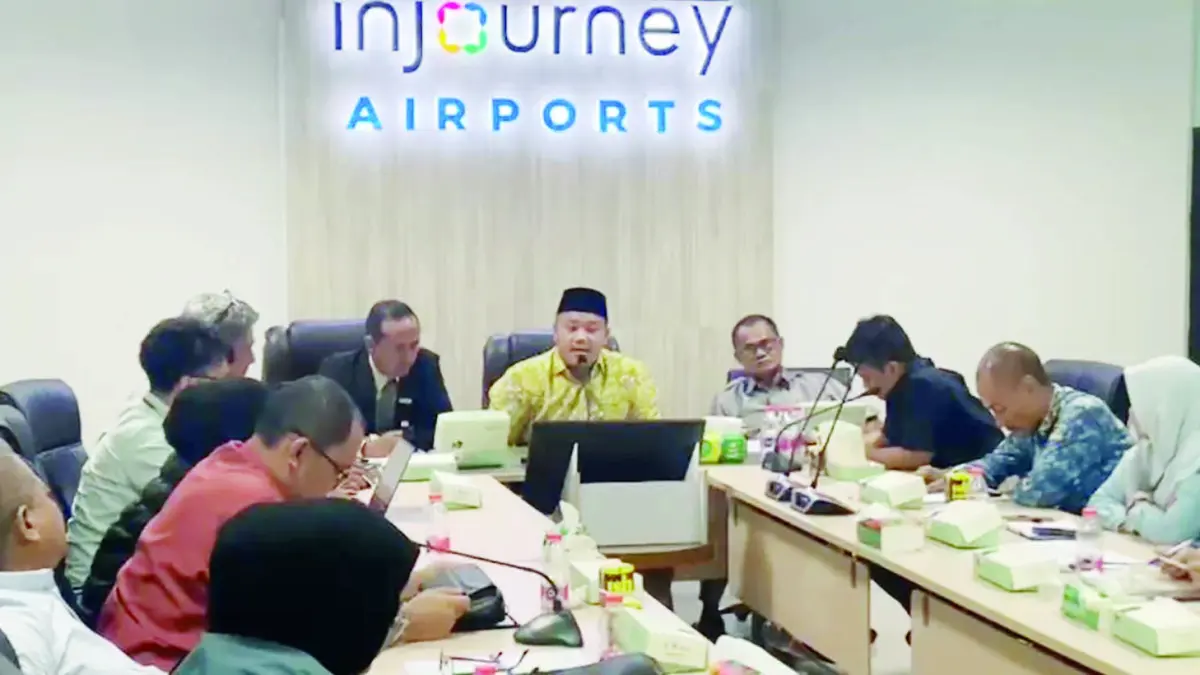 PENINJAUAN: Komisi II DPRD Banjarbaru tinjau langsung bandara internasional Syamsuddin Noor penyumbang pad terbesar kedua. (ist)
