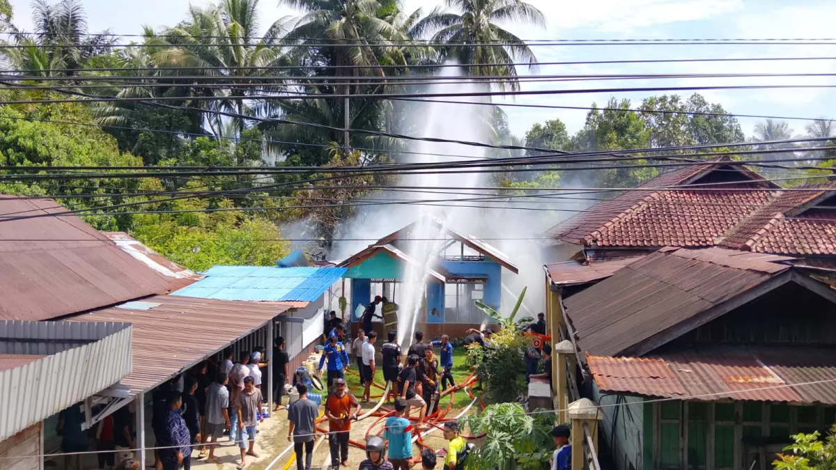 Petugas Damkar HSS dan Relawan saat melakukan pemadaman api kebakaran di Bakarung. (DAMKAR HSS)&nbsp;