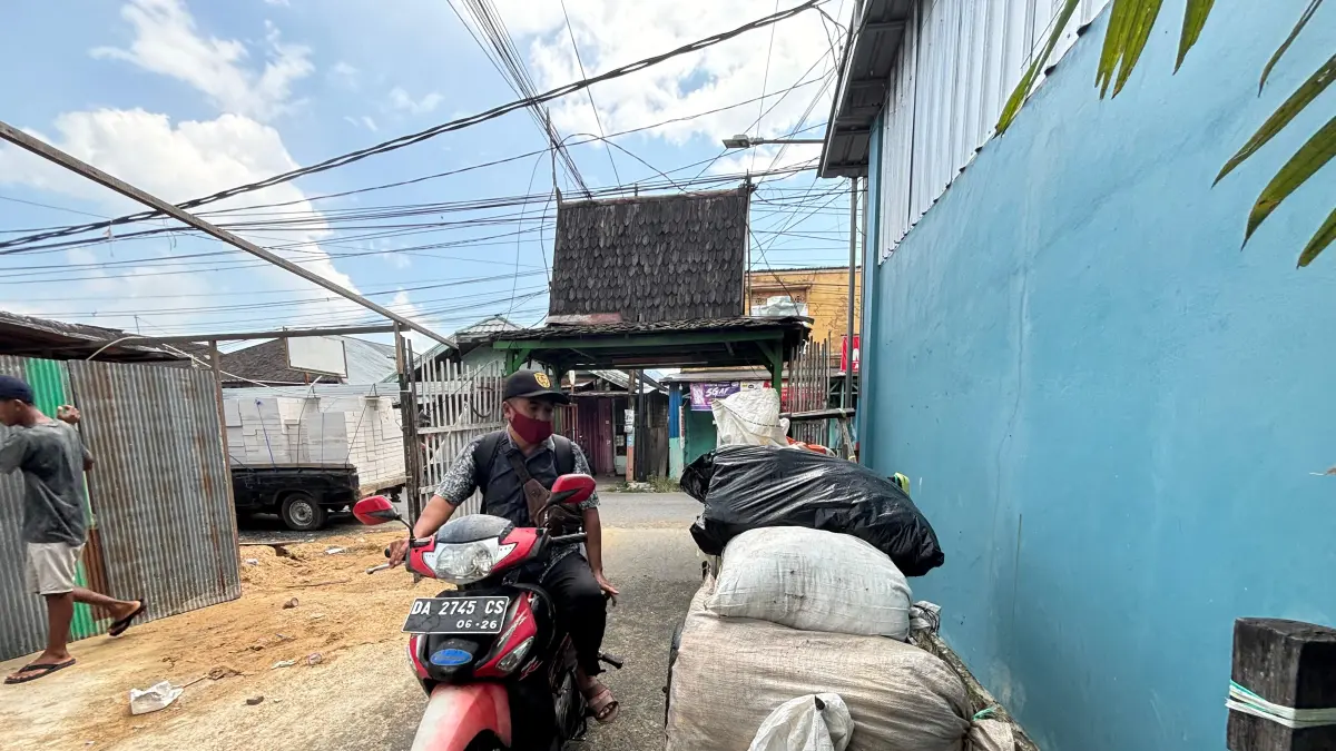 PILAH: Ketua RT 11 di Gang 66, Muhammad Hairuddin menunjukkan hasil pilah sampah yang telah dikumpulkan dari rumah warga setiap pagi. (Zulvan Rahmatan/Radar Banjarmasin)