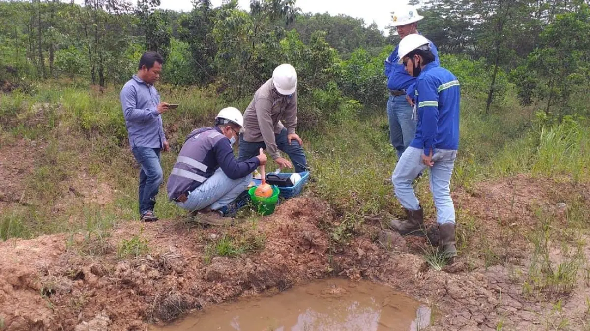 SAMPEL: Tim DLH melakukan pengambilan sampel air di lokasi yang diduga terdampak aktivitas pertambangan untuk keperluan pemeriksaan dan analisis lingkungan. (Foto: DLH Tanah Bumbu)