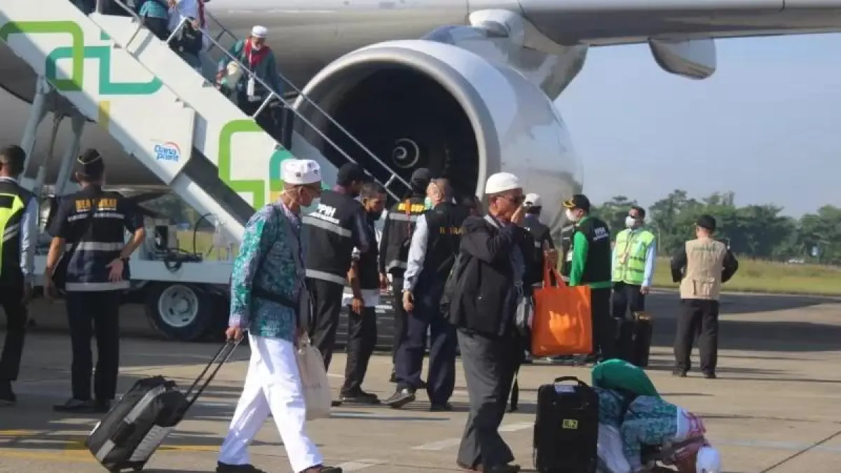 SUJUD SYUKUR: Jemaah haji asal Kalsel saat tiba di Bandara Syamsudin Noor, Banjarbaru. Mereka akan dijamu Soto Banjar begitu tiba di Asrama Haji. (dokumen)