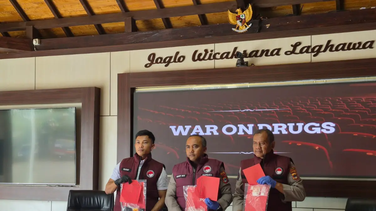 UNGKAPAN : Kapolres Tala AKBP Ricky Boy Siallagan didampingi Kasat Resnarkoba Iptu Muhammad Firmansyah Baso dan Kasi Humas AKP Hari Setiawan menunjukkan barang bukti narkoba hasil ungkapan operasi antik intan 2026, Kamis (4/6/2026) (Foto : Norsalim Yahya/Radar Banjarmasin)