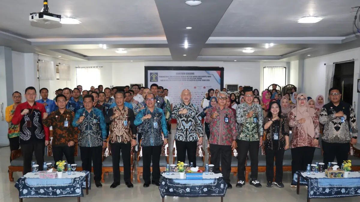 ABADIKAN MOMEN: Irjen Kemenkum RI, Komjen Pol Hendro Pandowo berfoto bersama jajaran Kanwil Kemenkum Kalsel.&nbsp;