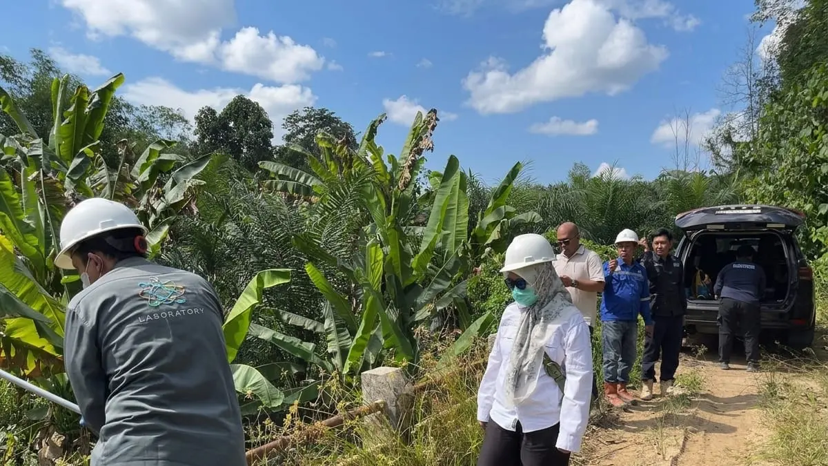 AMBIL SAMPEL: Petugas laboratorium didampingi tim gabungan saat melakukan pengambilan sampel air di salah satu titik aliran sungai sekitar lingkar tambang PT MMI guna menguji parameter baku mutu lingkungan (Foto: DKISP Banjar)
