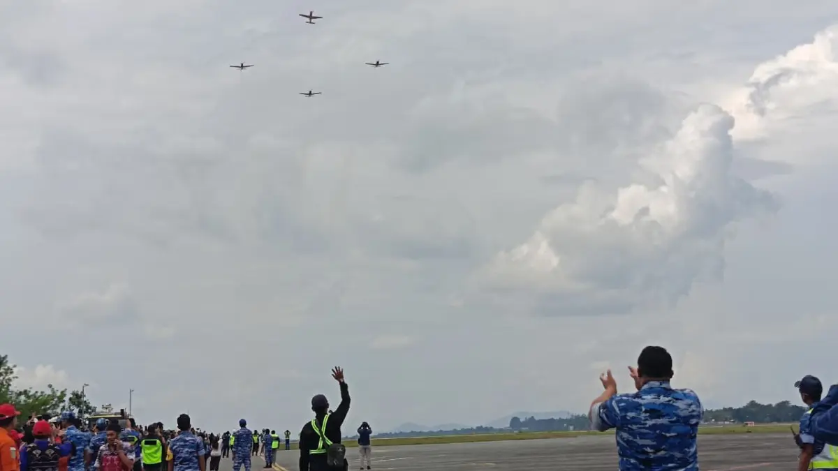 ATRAKSI: Jupiter Aerobatic Team (JAT)  menggelar Open Base JAT Display di Apron Pangkalan TNI Angkatan Udara (Lanud) Sjamsudin Noor. 