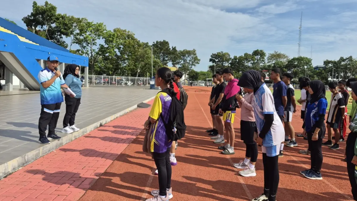 BERSAING : Pelajar jenjang SMP yang mengikuti lomba cabor atletik saat mendapat arahan dari panitia pelaksana lomba O2SN di Lapangan Pertasi Kencana Pelaihari, Rabu (3/6). | Foto : Norsalim Yahya/Radar Banjarmasin