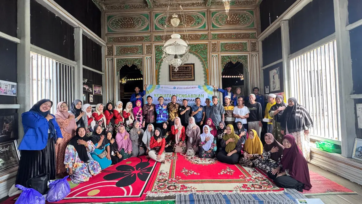 BERSAMA: Tim dosen Poltekkes Kemenkes Banjarmasin, tenaga kesehatan, kader, dan peserta berfoto bersama usai kegiatan edukasi dan pendampingan ibu hamil di Desa Pasar Jati, Kecamatan Astambul, Kabupaten Banjar.