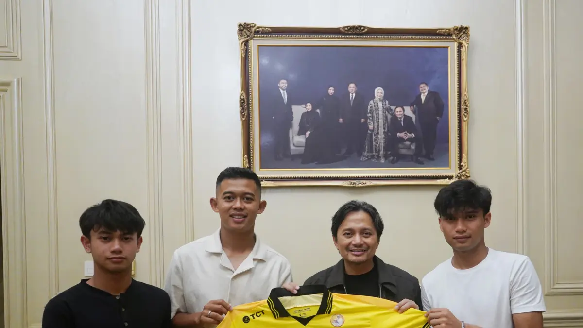 Erwin Gerard Edginataqi, Aditya Nur Mahpud, dan Bima Reksa, tiga pemain muda PS Barito Putera yang resmi memperpanjang kontrak mereka bersama Laskar Antasari jelang kompetisi Championship 2026/2027.(dok barito putera)