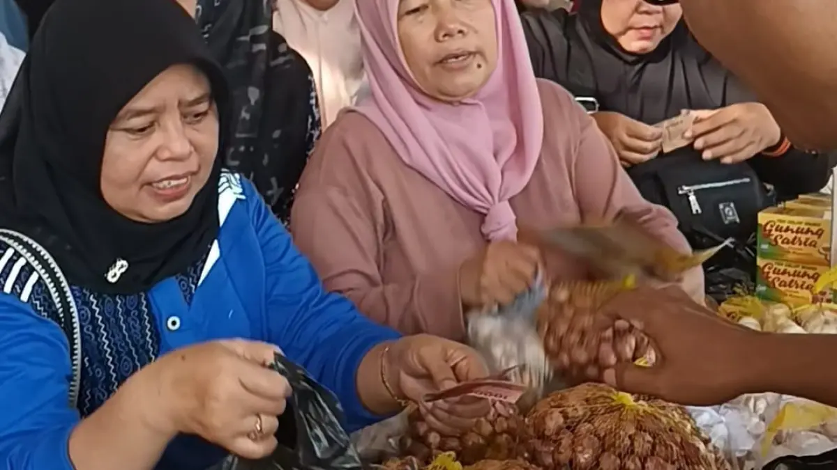 HARGA NAIK: Warga Tabalong saat membeli bawang merah.