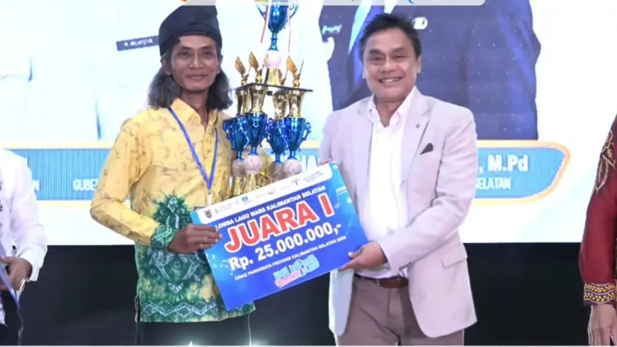 JUARA: Irwansyah saat terima penghargaan Juara 1 Cipta Lagu Mars Kalimantan Selatan.