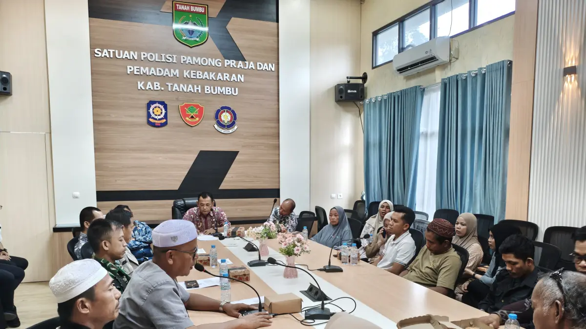 MEDIASI: Warga, pelaku usaha, dan sejumlah pihak terkait mengikuti mediasi keluhan bau pengeringan ikan asin di Desa Wiritasi, Kecamatan Kusan Hilir, yang digelar di Kantor Satpol PP dan Damkar Tanah Bumbu, Kamis (4/6). (Foto: Zulqarnain/Radar Banjarmasin)