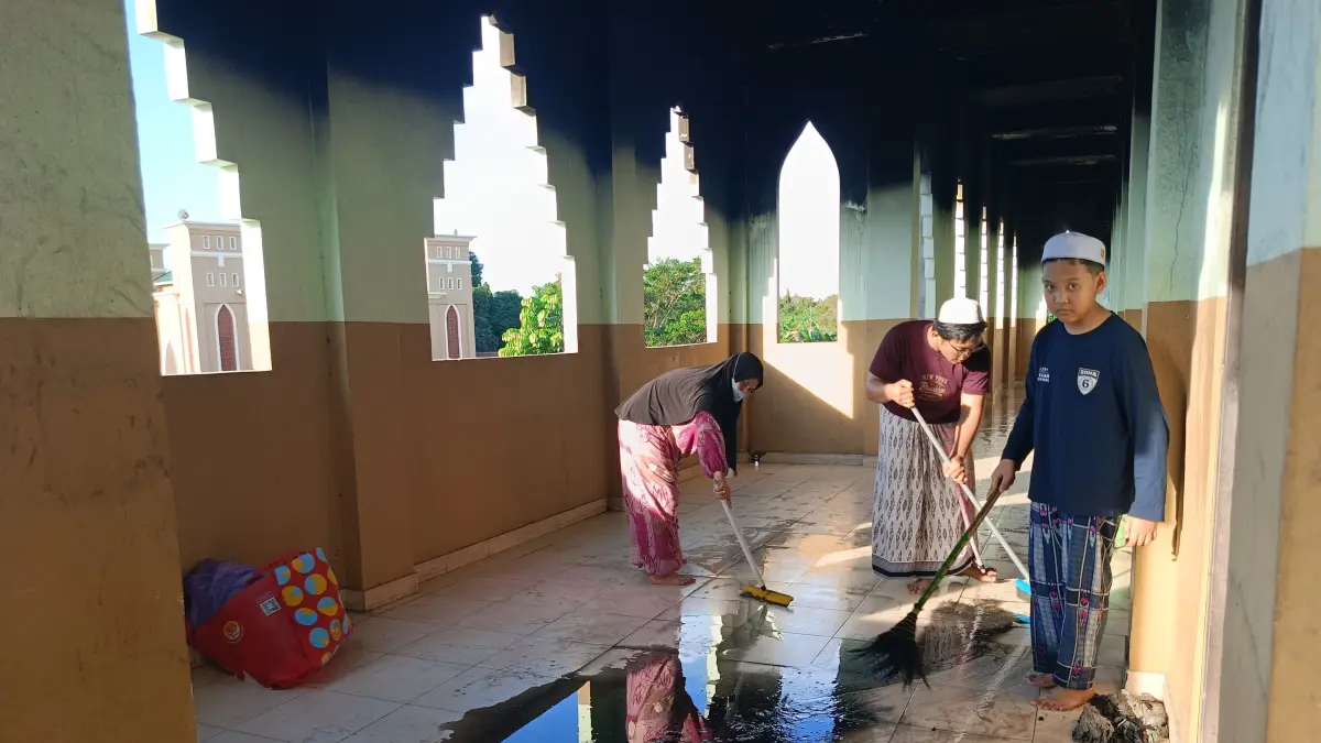 MEMBERSIHKAN: Para santri Pondok Pesantren (Ponpes) Nurul Iman Ma