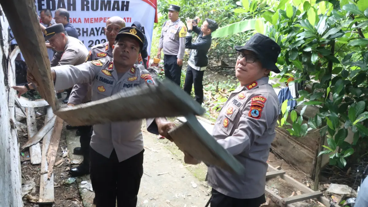 MOMEN: Kapolres HSU, AKBP Agus Nuryanto meninjau salah satu rumah warga di Desa Sungai Durait Tengah, Kecamatan Babirik, yang menjadi sasaran program bedah rumah dalam rangka Hari Bhayangkara ke-80, Kamis (4/6/2026).(Foto: Polres HSU)