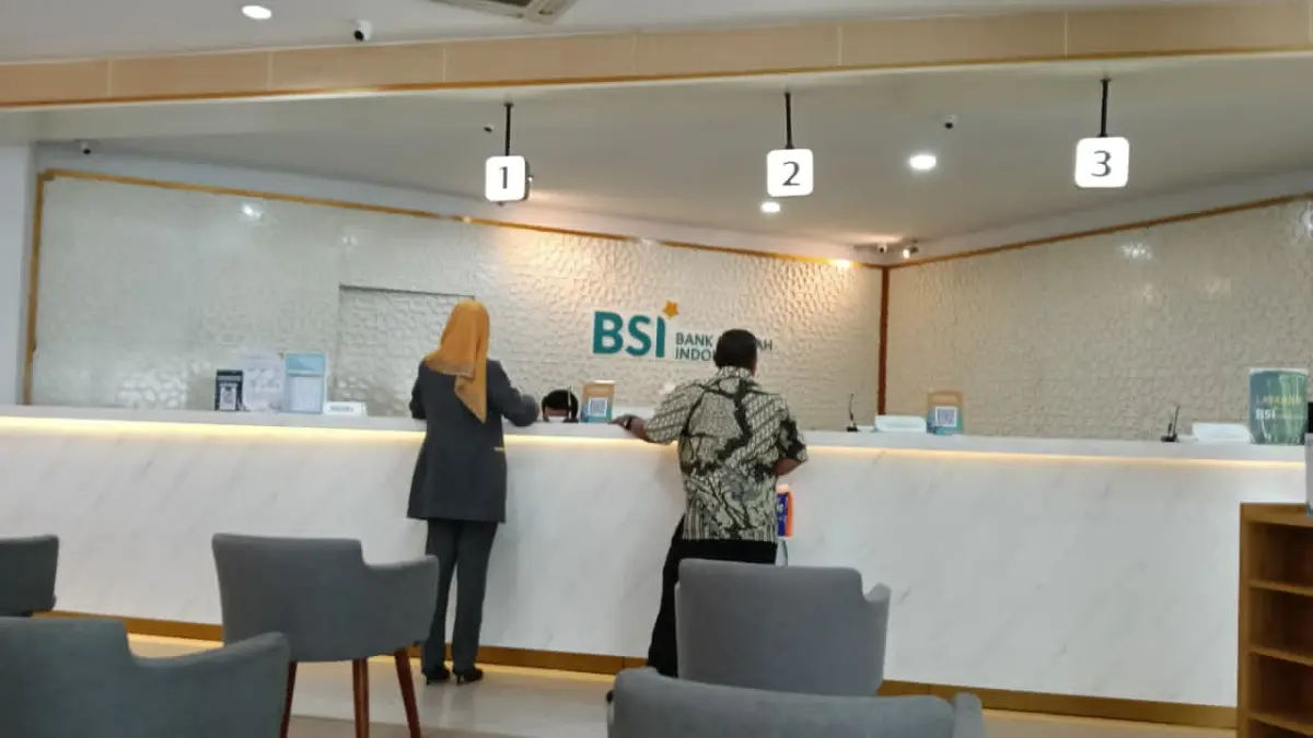 MULTI CURRENCY: Salah satu perbankan yang menyediakan layanan tabungan Dollar AS.(Foto: Raudah Anisya/Radar Banjarmasin)&nbsp;