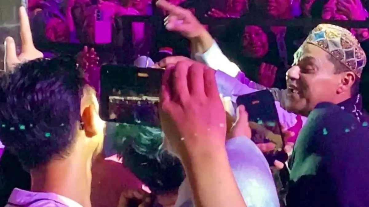 PECAH: Konser Hadad Alwi di Siring Laut Kotabaru disambut antusiasme penonton. (Foto: Jumain/ Radar Banjarmasin)
