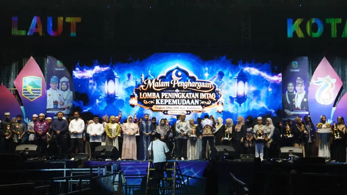 PEMENANG: Foto bersama para pemenang di panggung Harjad Kotabaru.&nbsp;
Foto: Prokopim Setda Kotabaru.&nbsp;