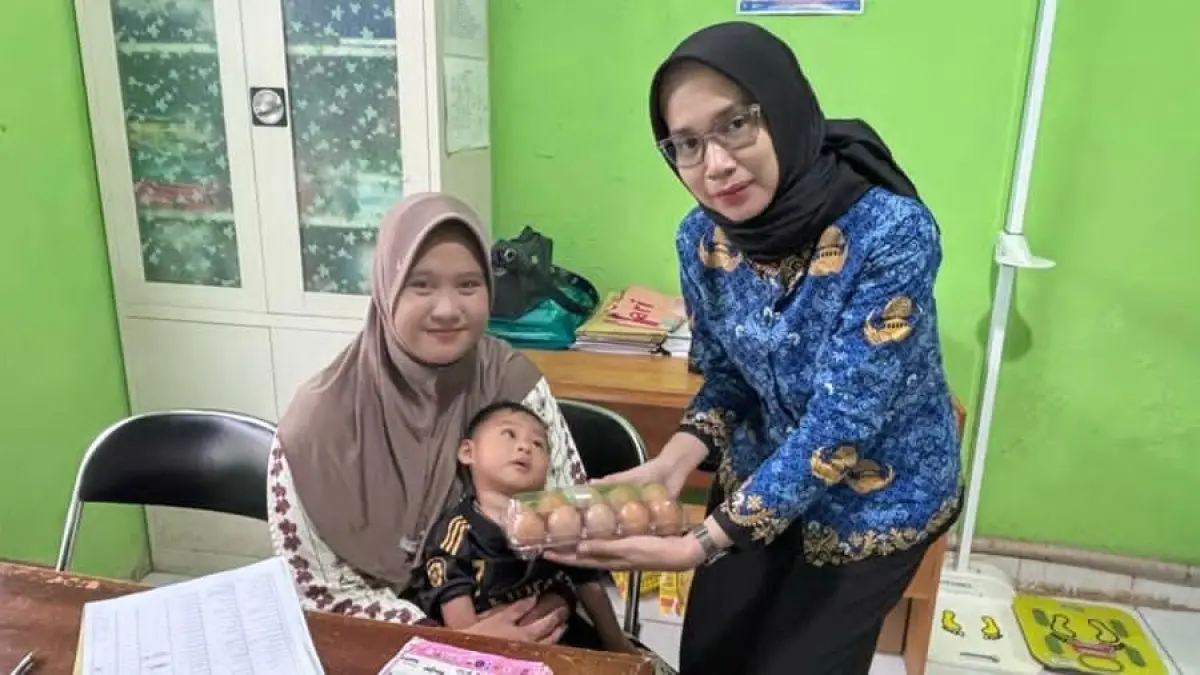 PENERIMA MANFAAT: Pemberian telur dari Alfamart kepada masyarakat.(Foto: Alfamart)&nbsp;&nbsp;